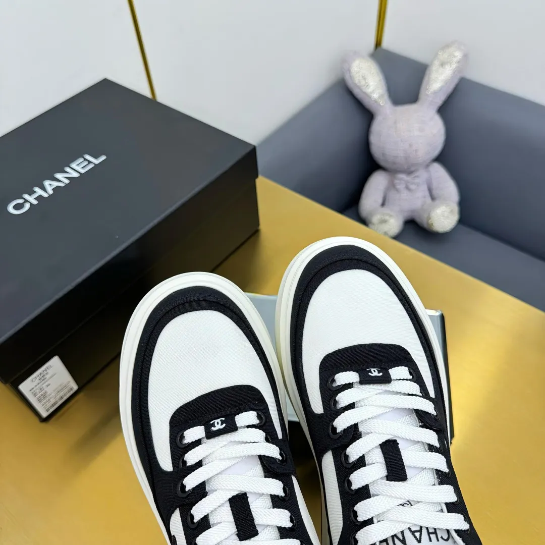 👟👟Ex-factory price 600👟👟 Upgraded version, upgraded version, upgraded version! No rebuttal accepted! ! ! ! Chanel Chanel panda shoes! 2025 counter's top casual sports shoes. This classic design; the upper is electro-embroidered with a variety of techniques; the outsole is fashionable and sporty; the unusual inclusion of a variety of color matching elements... The diversified mix and match is very good-looking and versatile, and can be used for leisure, fashion, sports, and outdoor... ꫛꫀꪝ Go➫ Materials: ❶Upper made of: original imported first-layer silk cowhide + original waterproof cloth + original first-layer cowhide ❷Inner lining: Original Yangli+Net ❸Outsole based on: Original TPU combination outsole Counter boutique packaging complete set for women 35–41 👉 👉